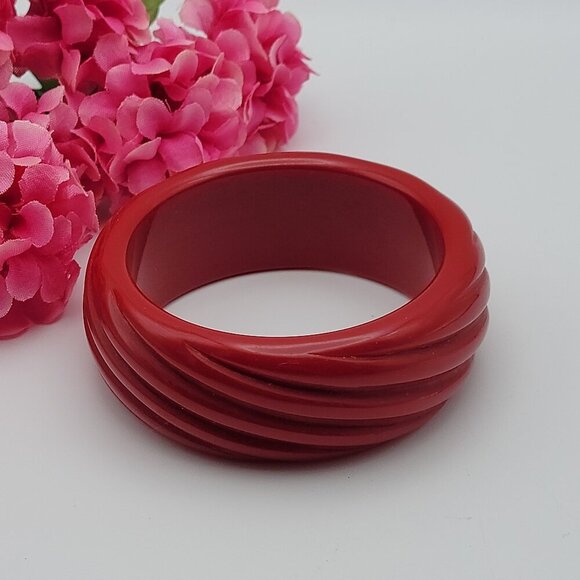 Red Carved Lucite Bangle Bracelet 8 Inch Retro 70's - Picture 1 of 4